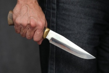 Мужчина напал на прохожих с ножом прямо на глазах у своей супруги и ребенка