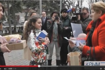 По поручению Путина в Севастополе девочке из Донецкой области подарили собаку (ВИДЕО)