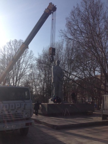 В Запорожье демонтированы памятники Дзержинскому и Орджоникидзе, на очереди - Ленин