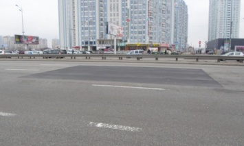 В Киеве на проспекте Бажана отремонтировали поврежденный асфальт