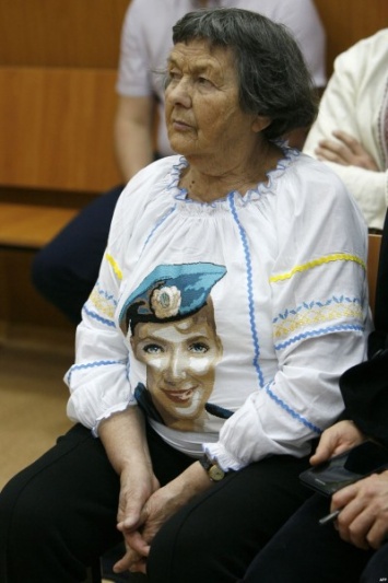 Мать Савченко попросила Порошенко как можно скорее освободить ее дочь