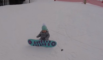Самый маленький сноубордист катается на доске