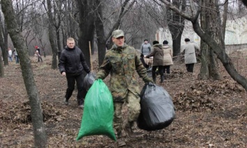 Украинские военные в Доброполье присоединились к городской толоке, - пресс-центр АТО