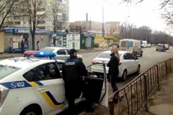 Как работает полиция: на Тополе оштрафовали блондинку, а возле Каскад Плазы простили одну из хозяек «Репортера»