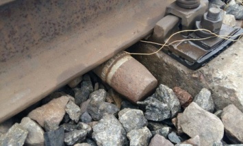 На железнодорожном перегоне в Донецкой обл. обнаружили взрывчатку, движение поездов приостановлено, - нацполиция