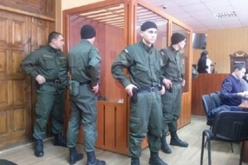 Как в суде Нелю Штепу охраняют (фото)