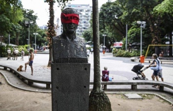 Бразильские художники завязали глаза ста памятникам