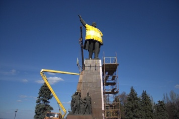 В Запорожье сносят бронзовые фигуры возле памятника Ленину (ФОТО, обновляется)