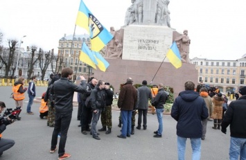 МВД Украины за Гитлера: украинские нацисты из "Азова" участвовали в рижском марше Ваффен СС