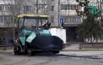 В Николаеве приступили к текущему ремонту дороги на Наваринской. Гарантия от асфальтоукладчика - 5 лет
