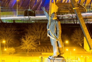 Самый большой Ленин в Украине оказался на свалке истории (видео)