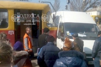 В Одессе трамвай врезался в микроавтобус