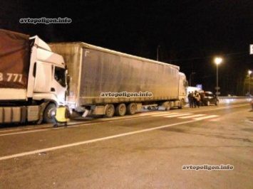 ДТП под Киевом: на Житомирской трассе не разминулись два грузовика и Nissan X-Trail. ФОТО