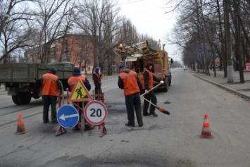 Для ямочного ремонта дорог в Кривой Рог приехал автогудронатор и бригада дорожников из Днепропетровска (ФОТО)