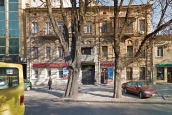 Во-первых, это красиво! Старинное здание в центре Одессы утепляют пенопластом (ФОТО)