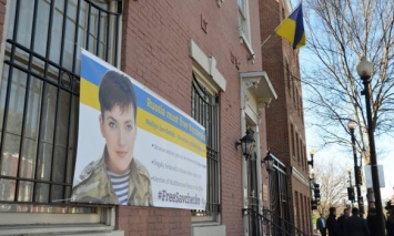 В США на здании украинского посольства вывесили баннер с призывом освободить Савченко