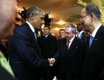 Кастро не дал Обаме похлопать себя по плечу