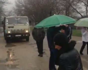 Жители Вознесенска перекрыли дорогу для проезда грузовиков с песком