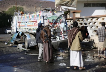 В Йемене подорвались три смертника, погибли 26 человек