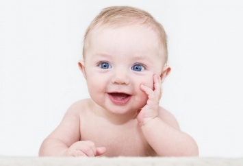 Ученые: младенцы манипулируют родителями с помощью улыбки