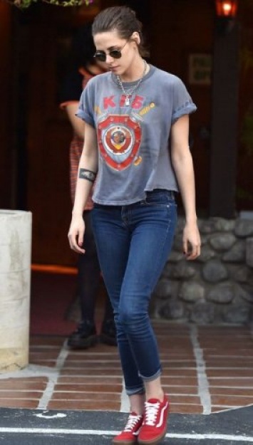 Фотографы заметили актрису Кристен Стюарт в футболке с эмблемой КГБ