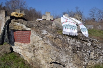 Одесситы вышли на уборку старинного казацкого кладбища Сотниковской Сечи