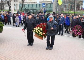 Николаевские портовики почтили память героев отряда Константина Ольшанского