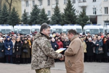 Порошенко передал Донецкой области 60 новых скорых