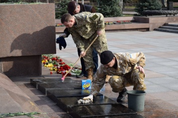 Пока политики выясняли, кто виноват - воины АТО помыли испачканный мазутом мемориал десантников
