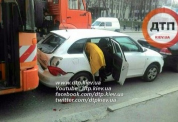 ДТП в Киеве: столкнулись 4 автомобиля