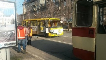 В Мариуполе столкнулись трамвай и маршрутка, есть пострадавшие
