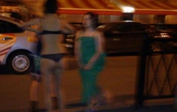 В Санкт-Петербурге по улице Рубинштейна бегали голые девушки