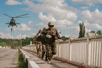 В Днепропетровской области десантники с вертолета захватили мост (ФОТО)