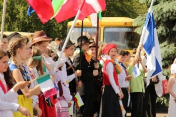 Закрытие Х фестиваля «Классика сегодня»: в Каменском состоялось карнавальное шествие
