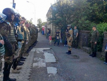 Бронетехника на улицах Ужгорода: Украина отрабатывает "подавление сепаратистского мятежа" по аналогии с Донбассом