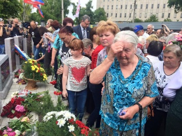 В Донецке прошла акция по случаю второй годовщины начала бомбежек города Украиной