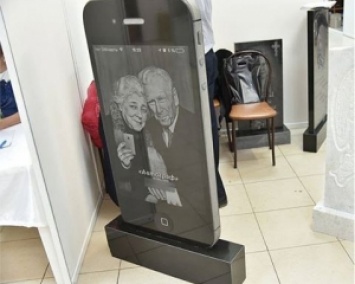 В России появились надгробия в виде IPhone (ФОТО)