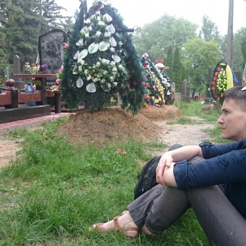 Небо плачет: Савченко посетила могилы убитых в АТО друзей (фото)