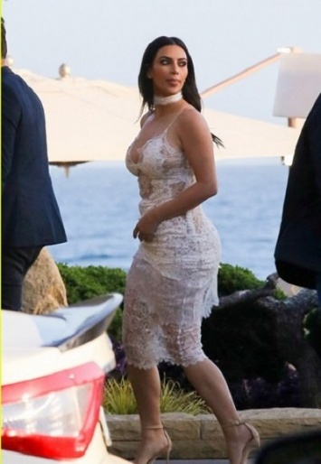Ким Кардашьян вышла на публику в полупрозрачном платье-занавеске