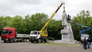 В Одессе второй раз демонтировали крупнейший памятник Ленину