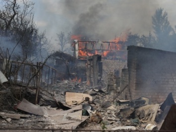 Боевики обстреляли Станицу Луганскую, в результате попадания сгорел дом