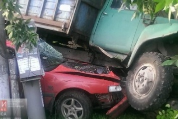 На одесской Пересыпи грузовик "оседлал" иномарку (ФОТО)