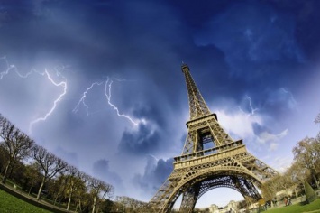 Смертельная молния в Париже: 11 человек пострадали