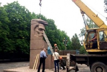 В Херсоне демонтировали памятник Цюрупе (фото)