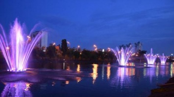 В Киеве на Русановке заработали светомузыкальные фонтаны