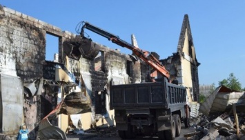 Спасатели завершили работы на месте пожара в Леточках
