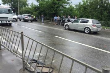 ДТП под Симферополем: На мокрой дороге «Лада» вылетела на «встречку» и столкнулась с иномаркой (ФОТО)