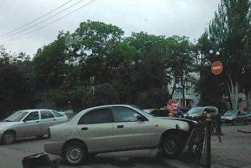 Видео: в Керчи Chevrolet Lanos врезался в забор