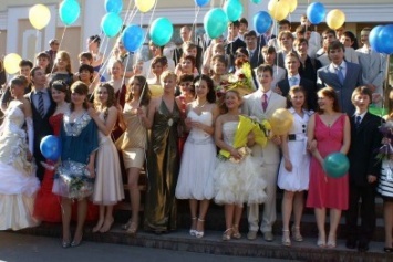 Сегодня в Славянске отгуляют выпускные балы, заработают пришкольные лагеря