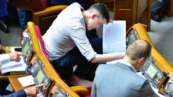 Босая Савченко в зале Верховной Рады пугает коллег запахом ног
